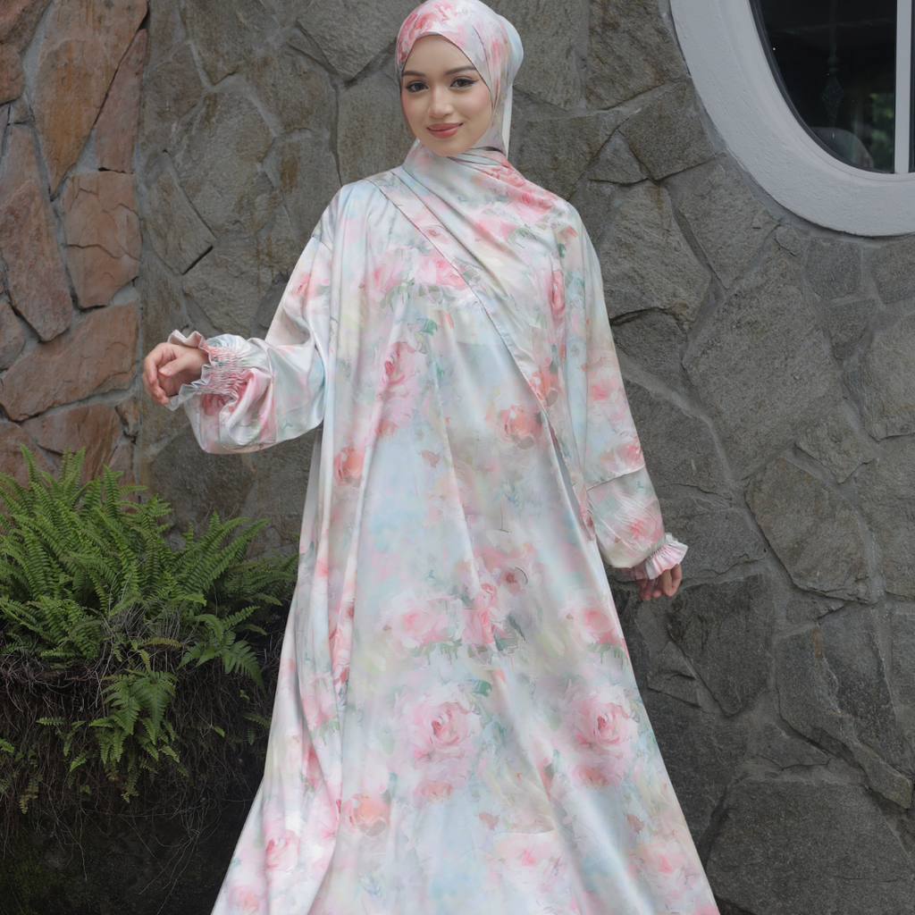 COUPLE SET: IESA KURTA TELUK BELANGA + AURA ABAYA (PRINTED) BY GOTHOBE | SARA
