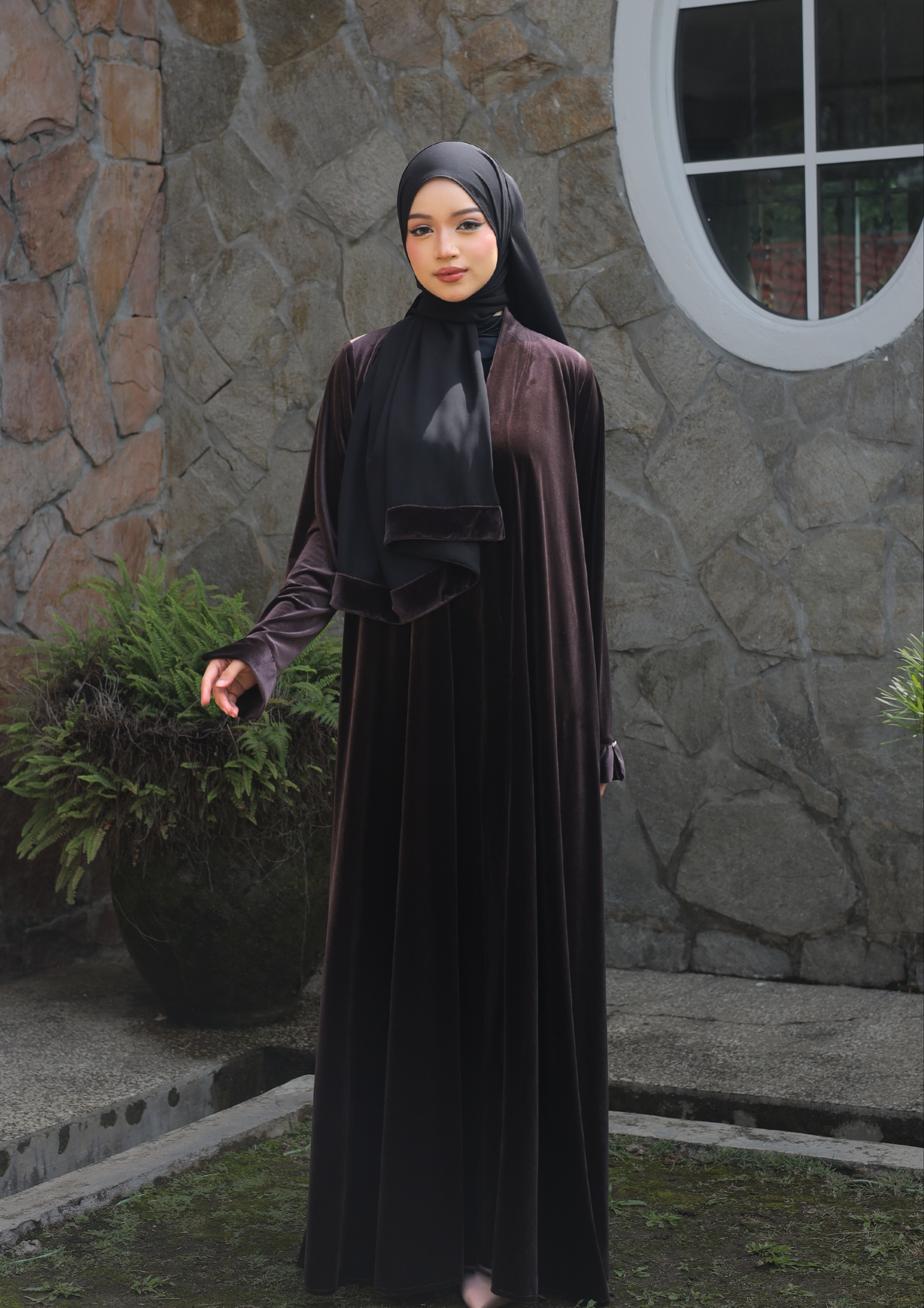 COUPLE SET: IESA KURTA TELUK BELANGA + VELORA ABAYA (VELVET) BY GOTHOBE | SARA