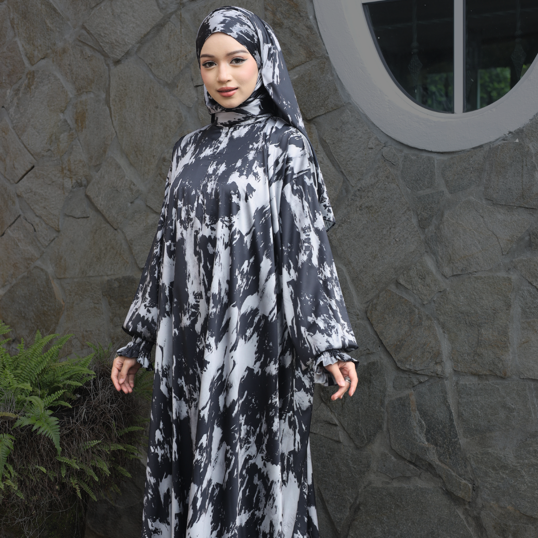 COUPLE SET: IESA KURTA TELUK BELANGA + AURA ABAYA (PRINTED) BY GOTHOBE | SARA