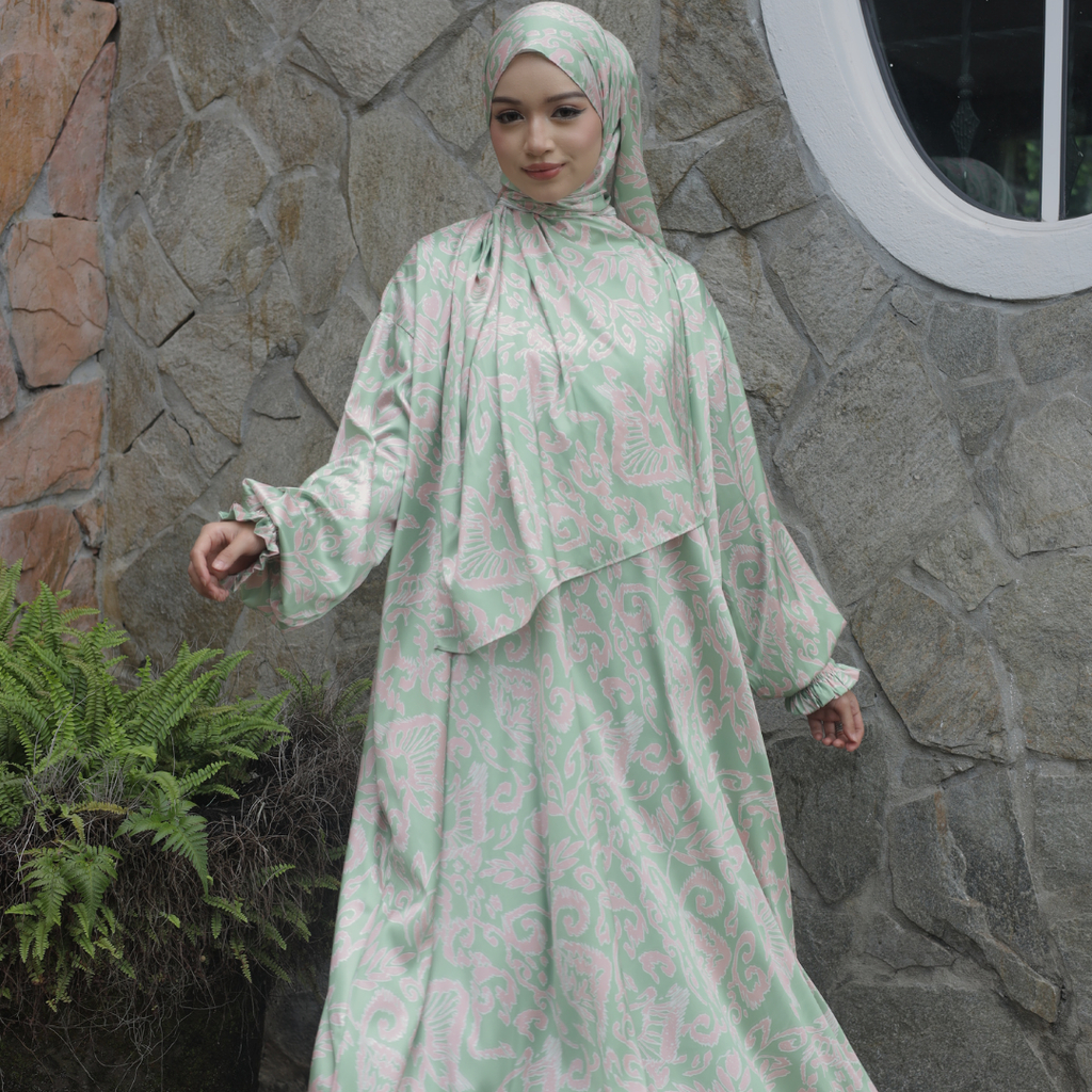 COUPLE SET: IESA KURTA TELUK BELANGA + AURA ABAYA (PRINTED) BY GOTHOBE | SARA