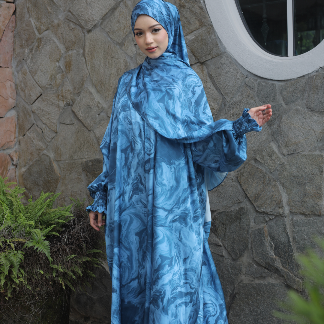 COUPLE SET: IESA KURTA TELUK BELANGA + AURA ABAYA (PRINTED) BY GOTHOBE | SARA