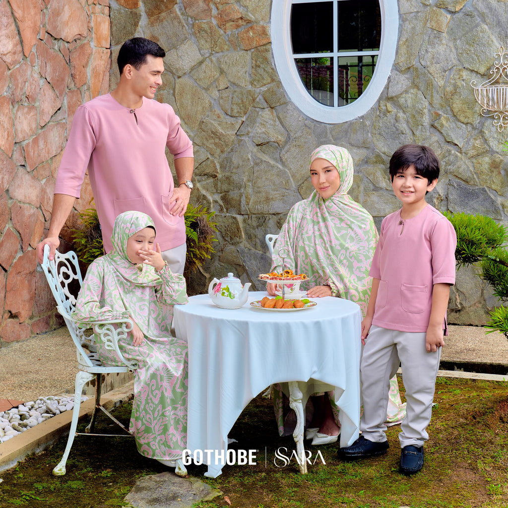 COUPLE SET: IESA KURTA TELUK BELANGA + AURA ABAYA (PRINTED) BY GOTHOBE | SARA