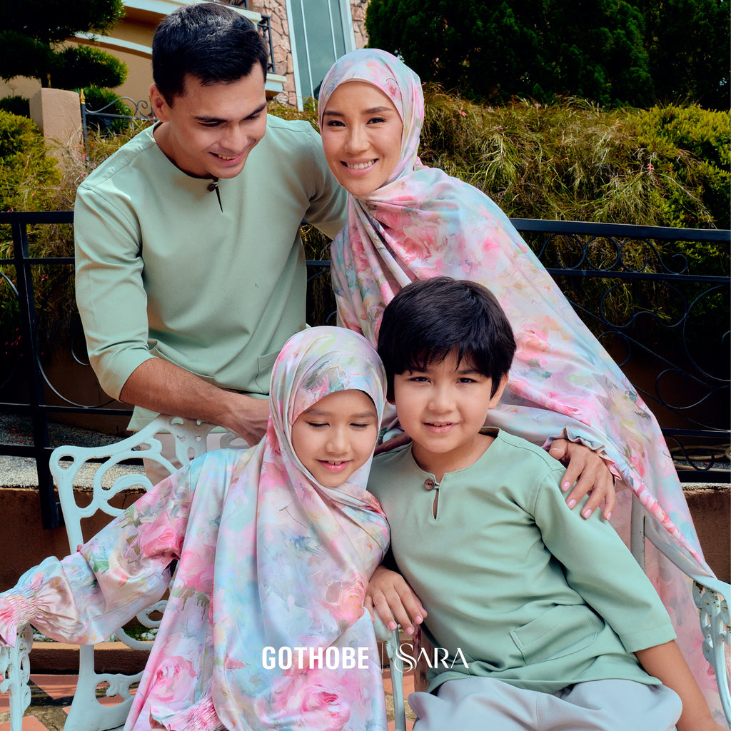 COUPLE SET: IESA KURTA TELUK BELANGA + AURA ABAYA (PRINTED) BY GOTHOBE | SARA