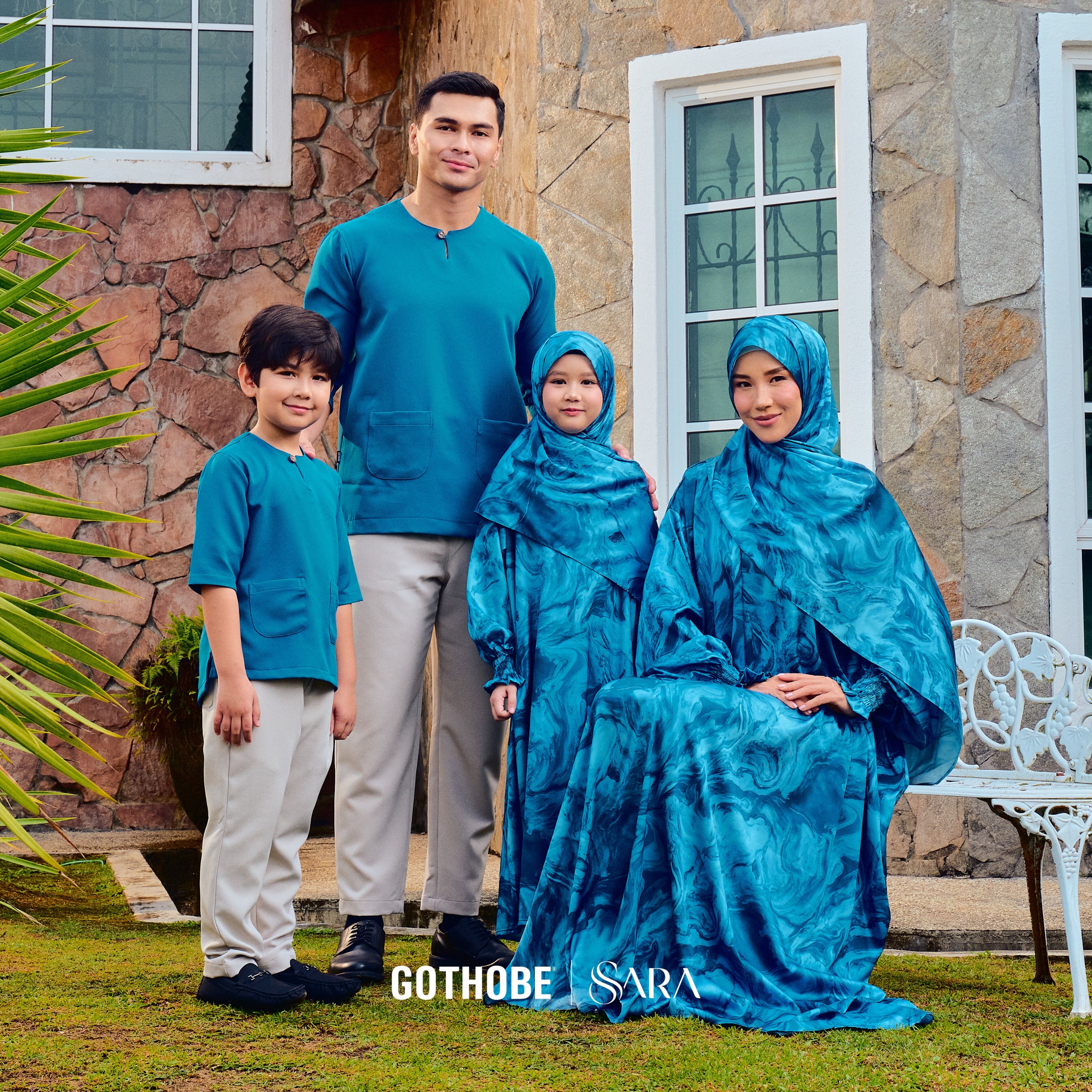 COUPLE SET: IESA KURTA TELUK BELANGA + AURA ABAYA (PRINTED) BY GOTHOBE | SARA