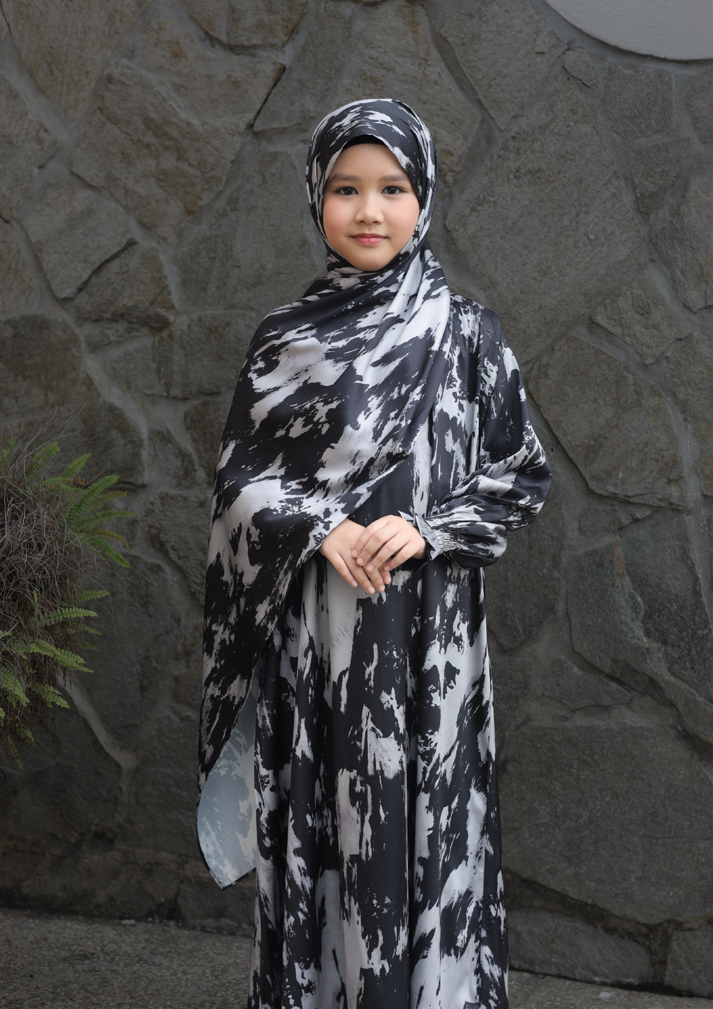 KIDS SET: IESA KURTA TELUK BELANGA + AURA ABAYA (PRINTED) BY GOTHOBE | SARA